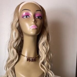SOLDWomen’s unknown name 28 inches long worn once great condition 45.00